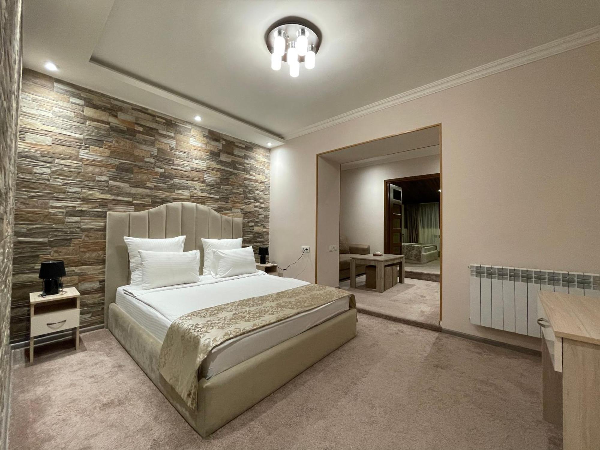 Delin Hotel And Tours Erevan Esterno foto