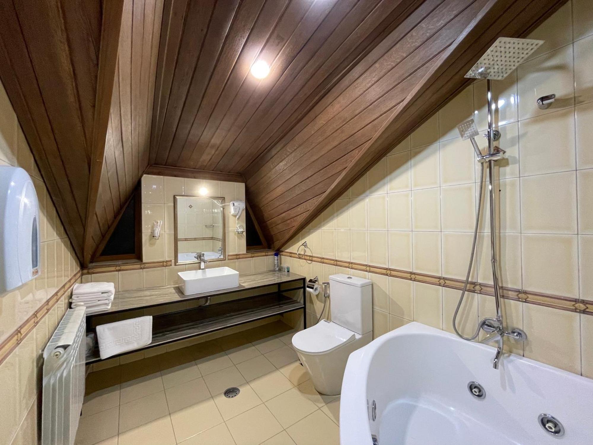 Delin Hotel And Tours Erevan Esterno foto