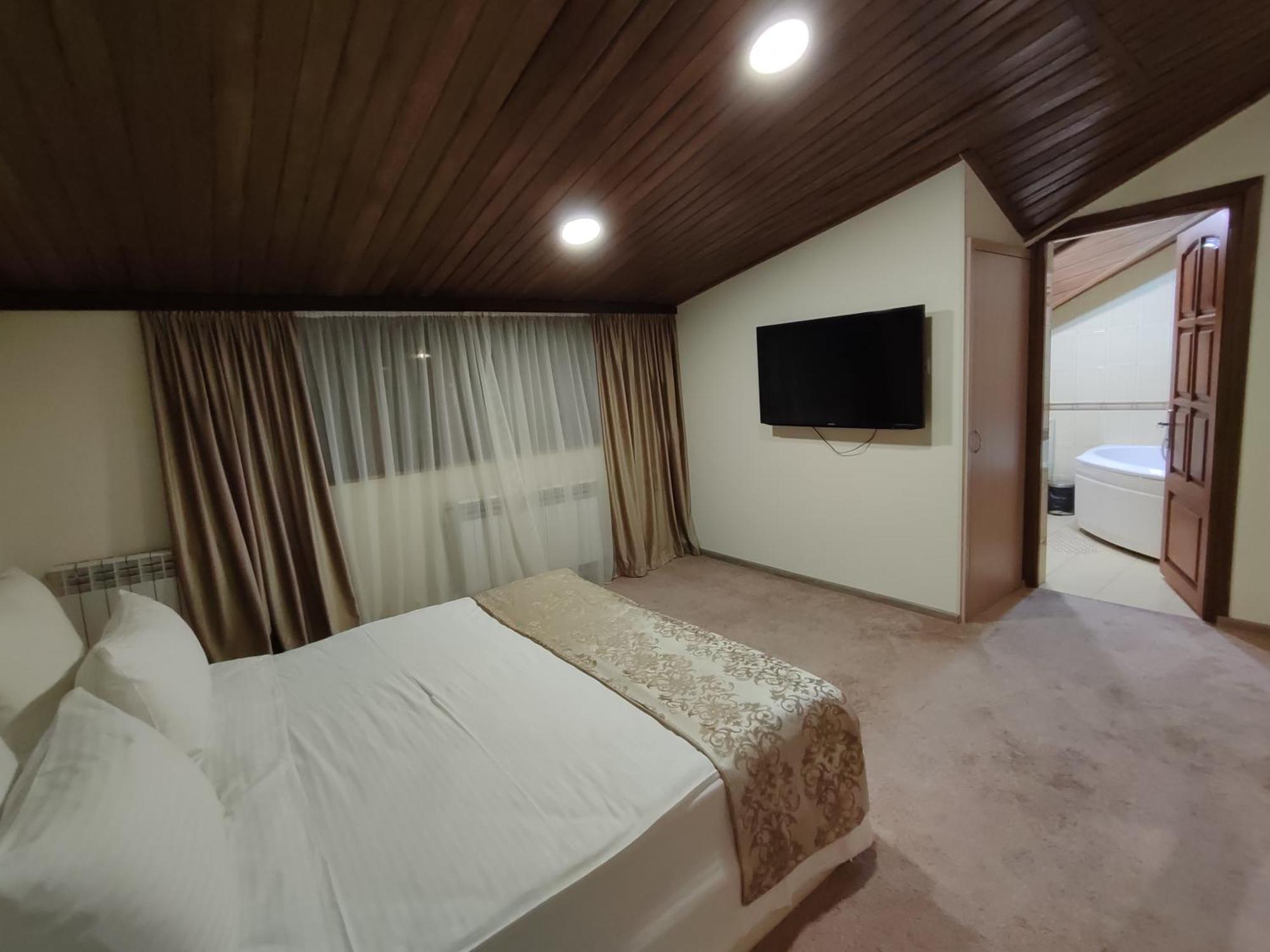 Delin Hotel And Tours Erevan Esterno foto