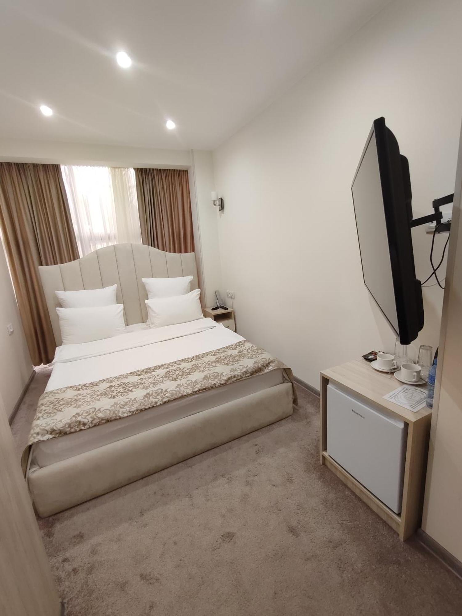 Delin Hotel And Tours Erevan Esterno foto