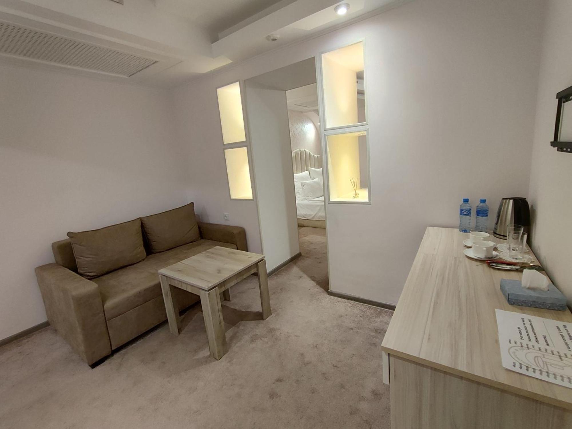 Delin Hotel And Tours Erevan Esterno foto
