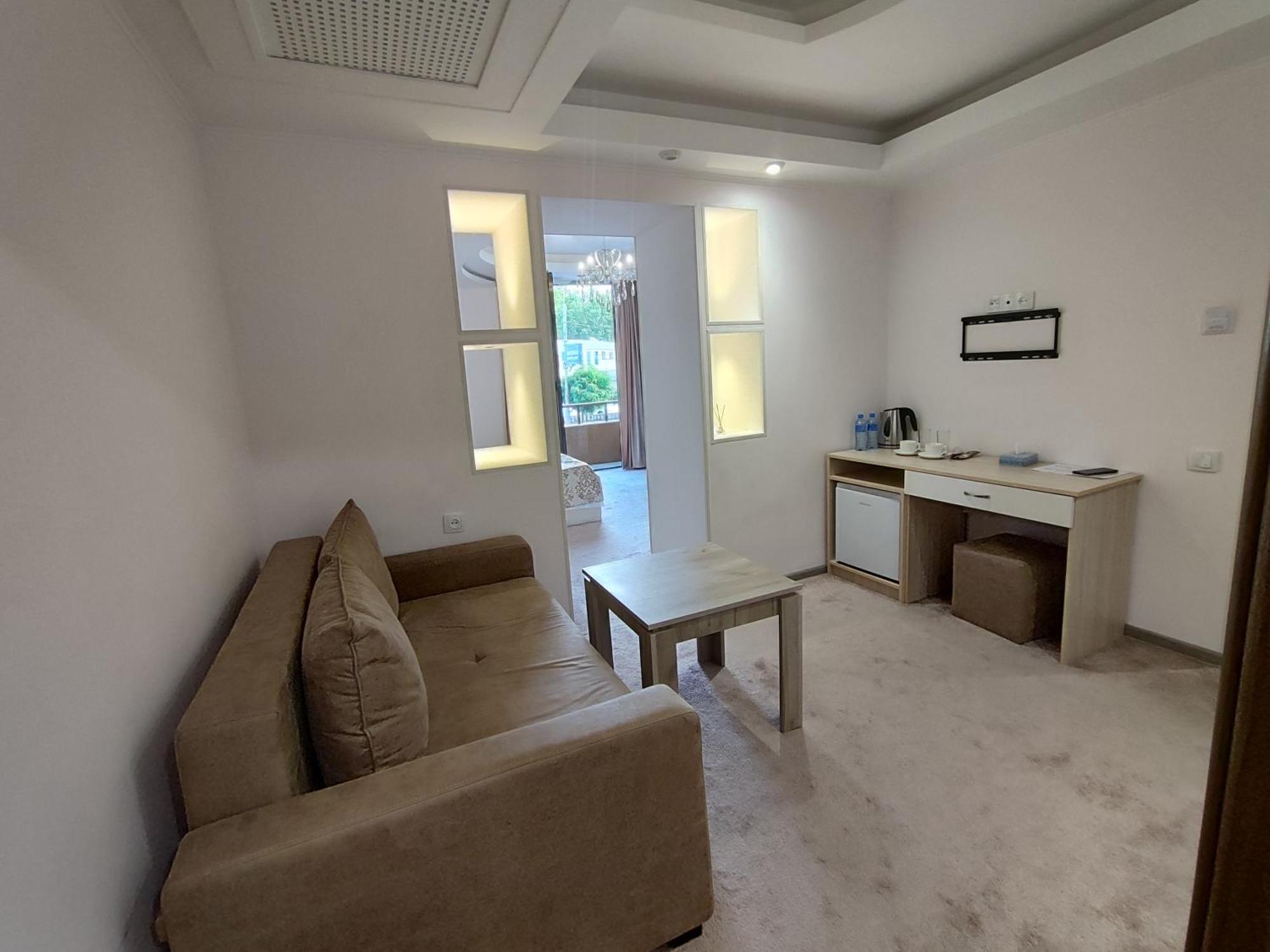 Delin Hotel And Tours Erevan Esterno foto
