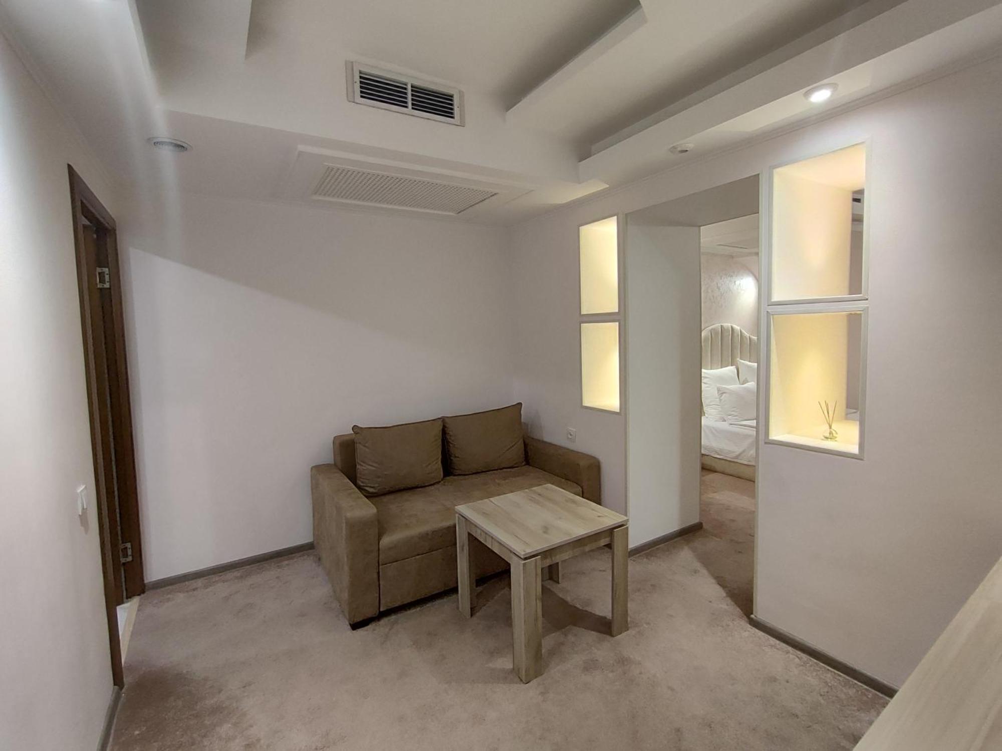 Delin Hotel And Tours Erevan Esterno foto