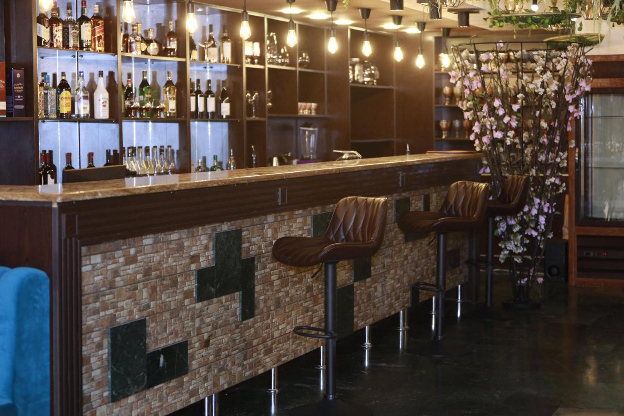 Delin Hotel And Tours Erevan Esterno foto