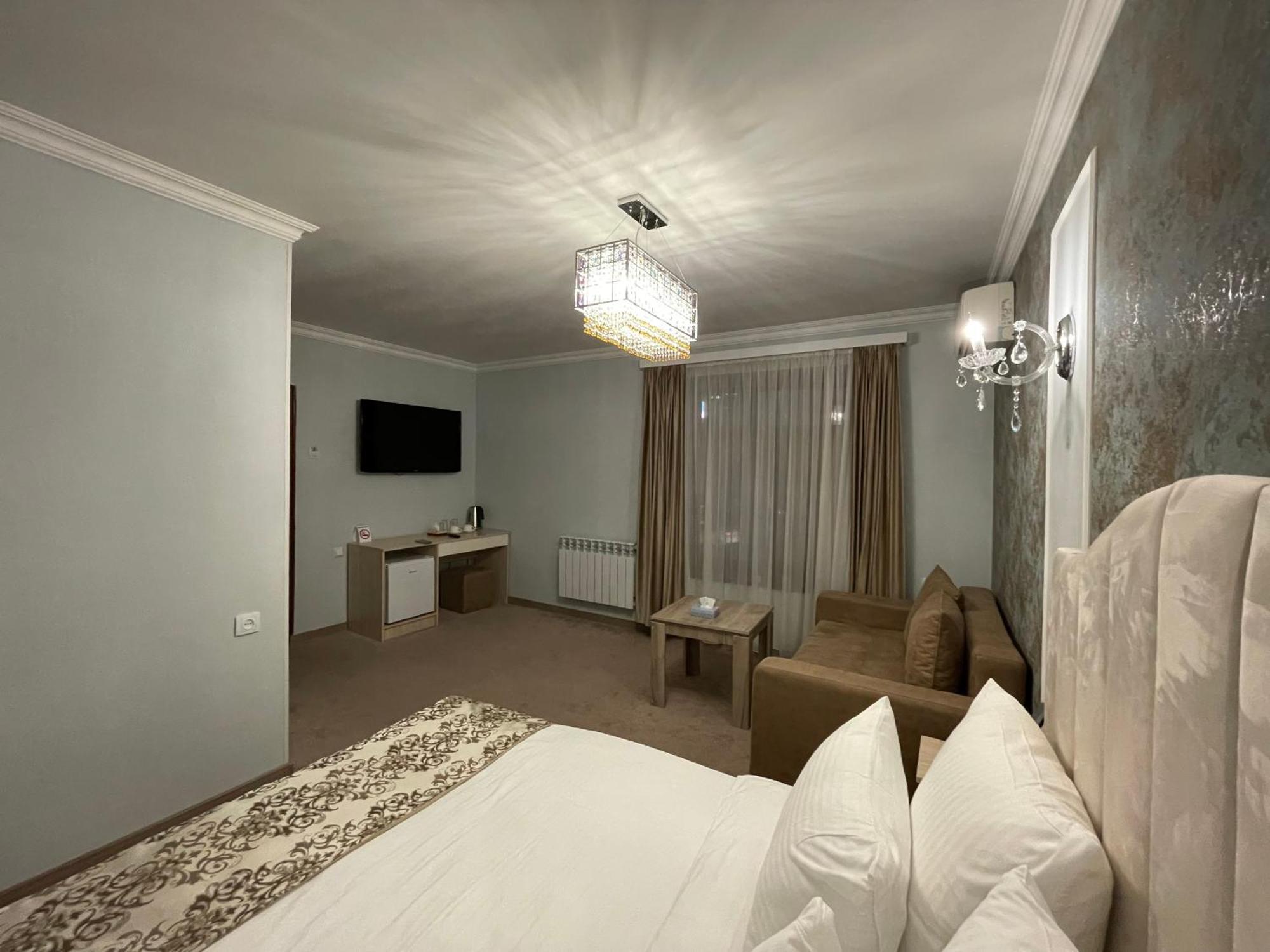 Delin Hotel And Tours Erevan Esterno foto