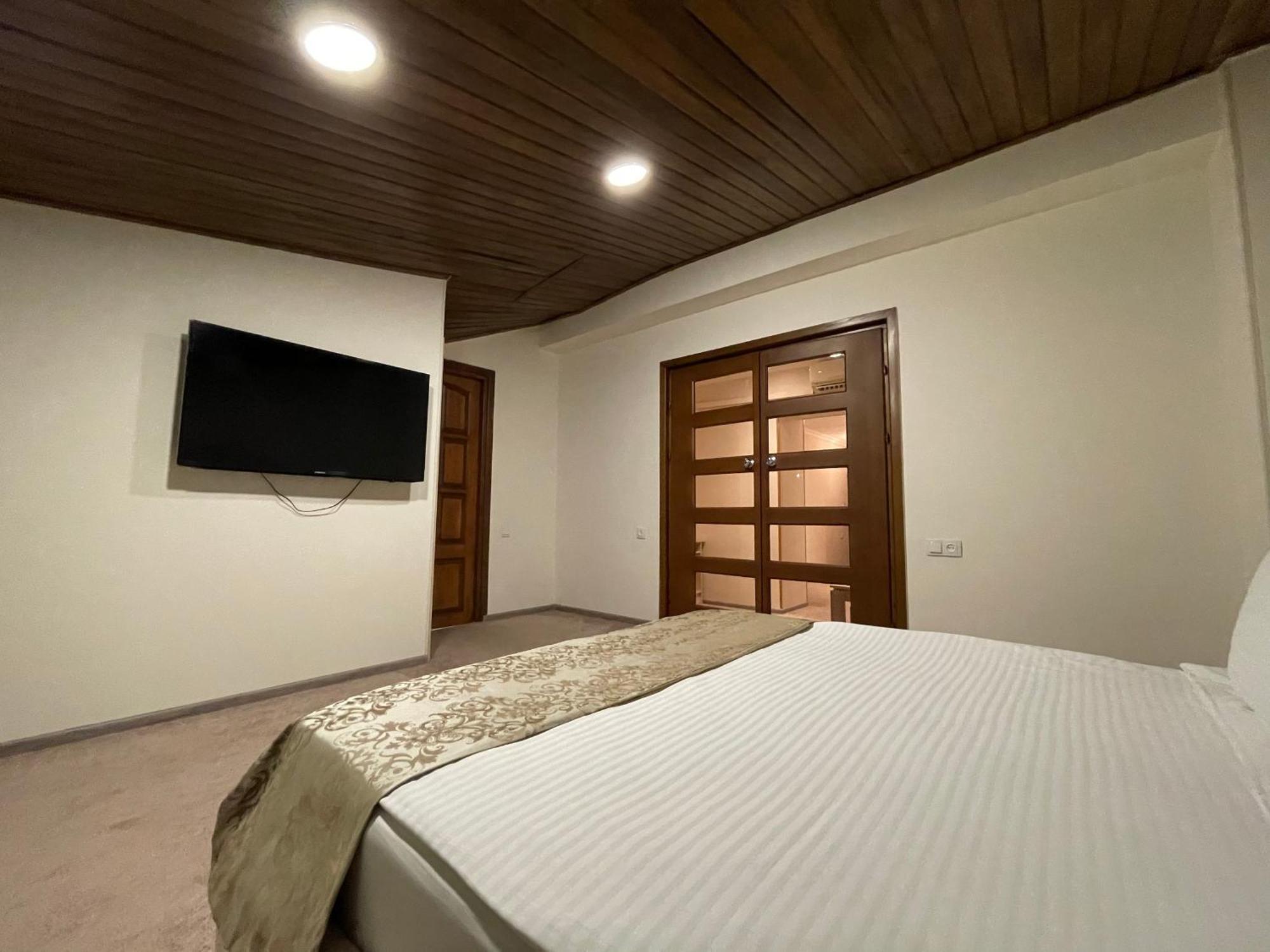 Delin Hotel And Tours Erevan Esterno foto