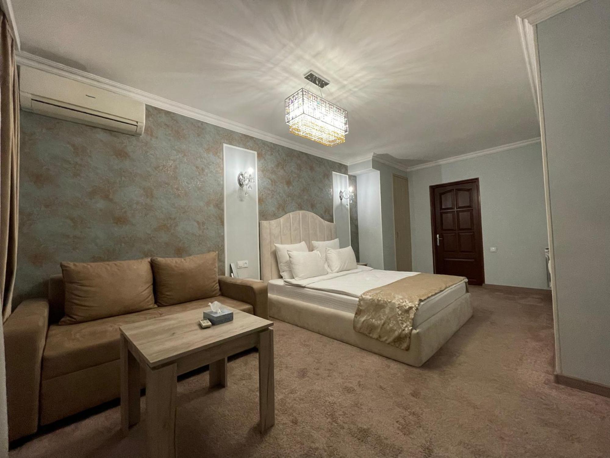 Delin Hotel And Tours Erevan Esterno foto