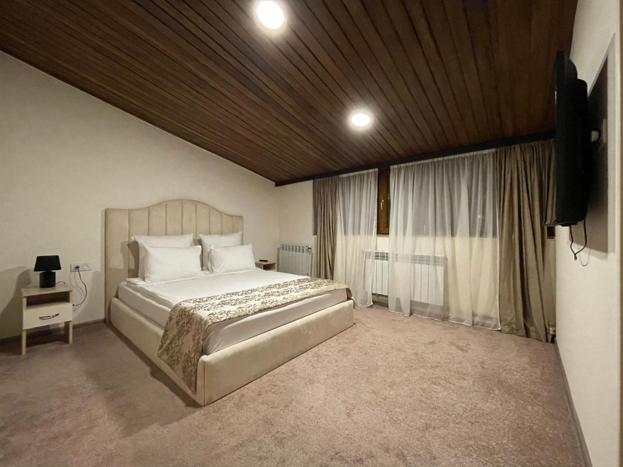 Delin Hotel And Tours Erevan Esterno foto